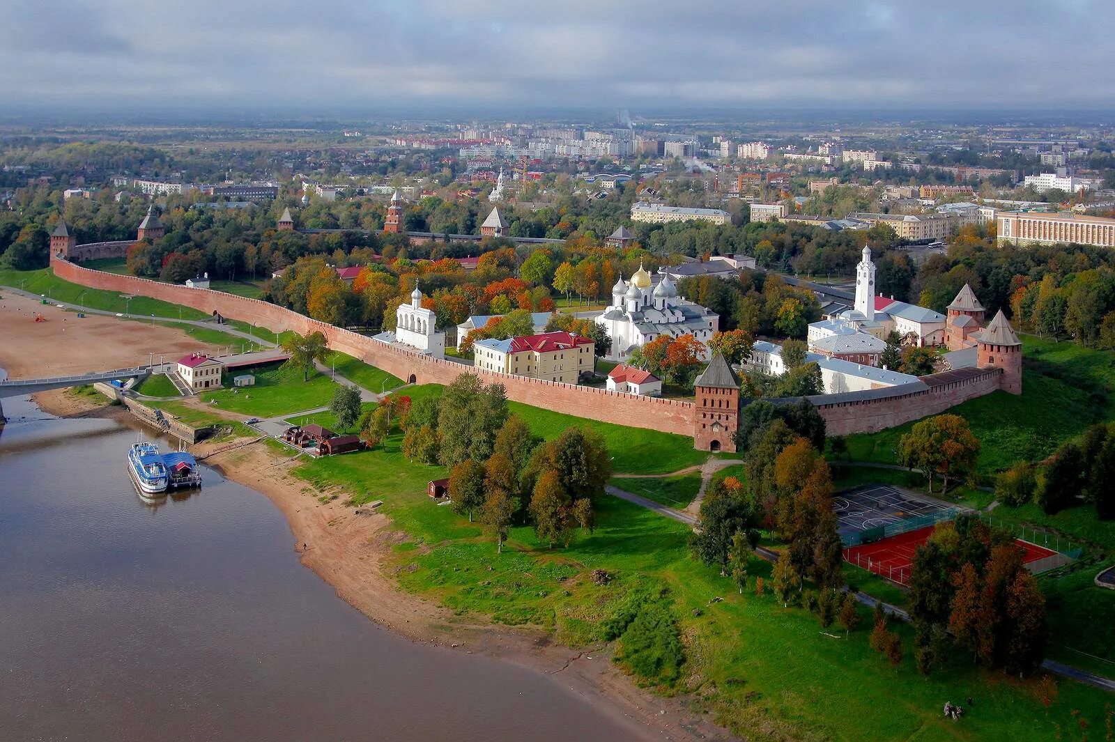 Стиком новгород. Новгородский Детинец Великий Новгород. Новгородский Кремль. Кремль в Великом Новгороде. Великий Новгород центр города.