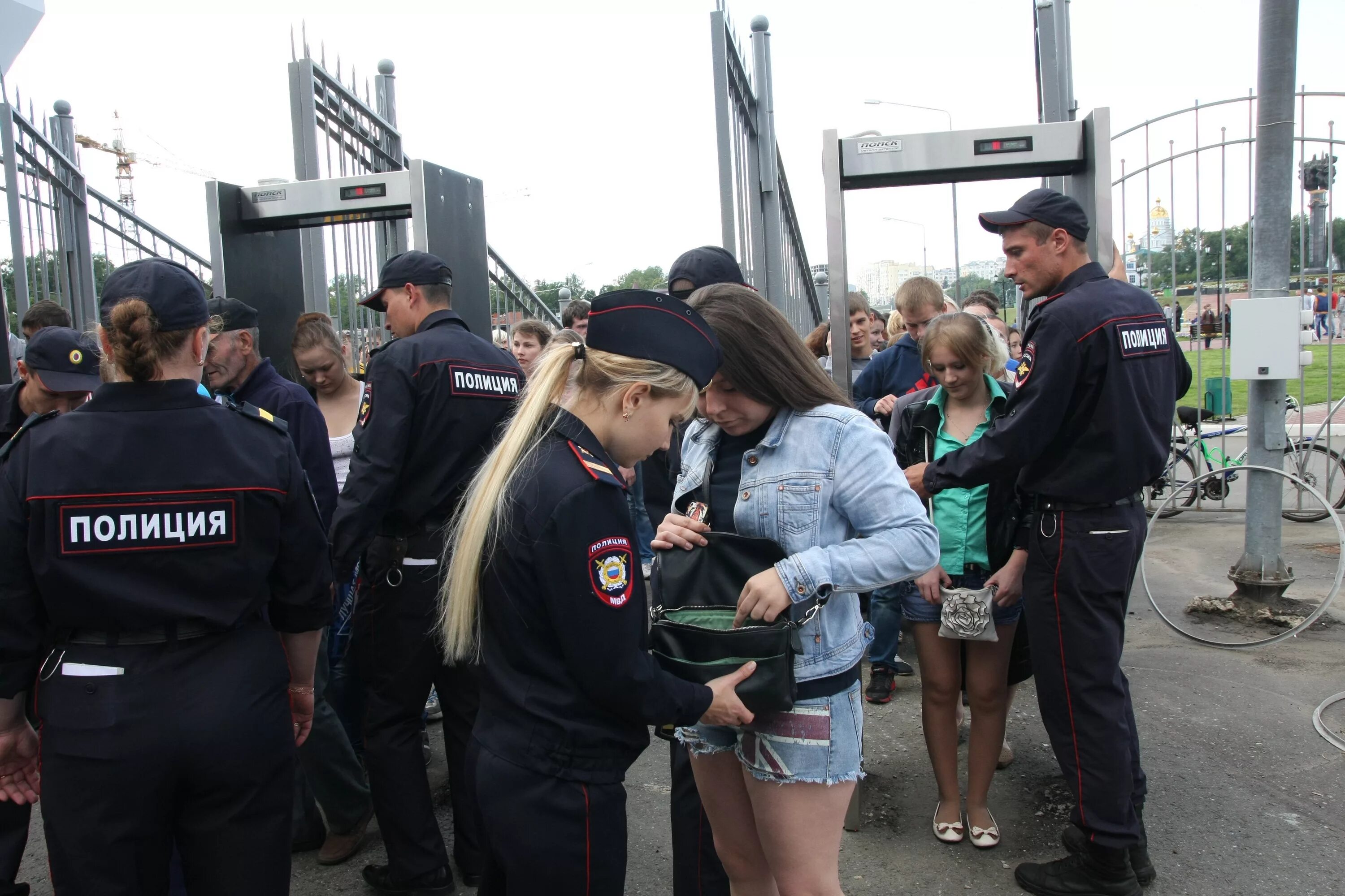 Досмотр на улице. Полицейский проверяет документы. Остановила полиция на улице. Полицейский обыскивает. Курортная полиция сочи.