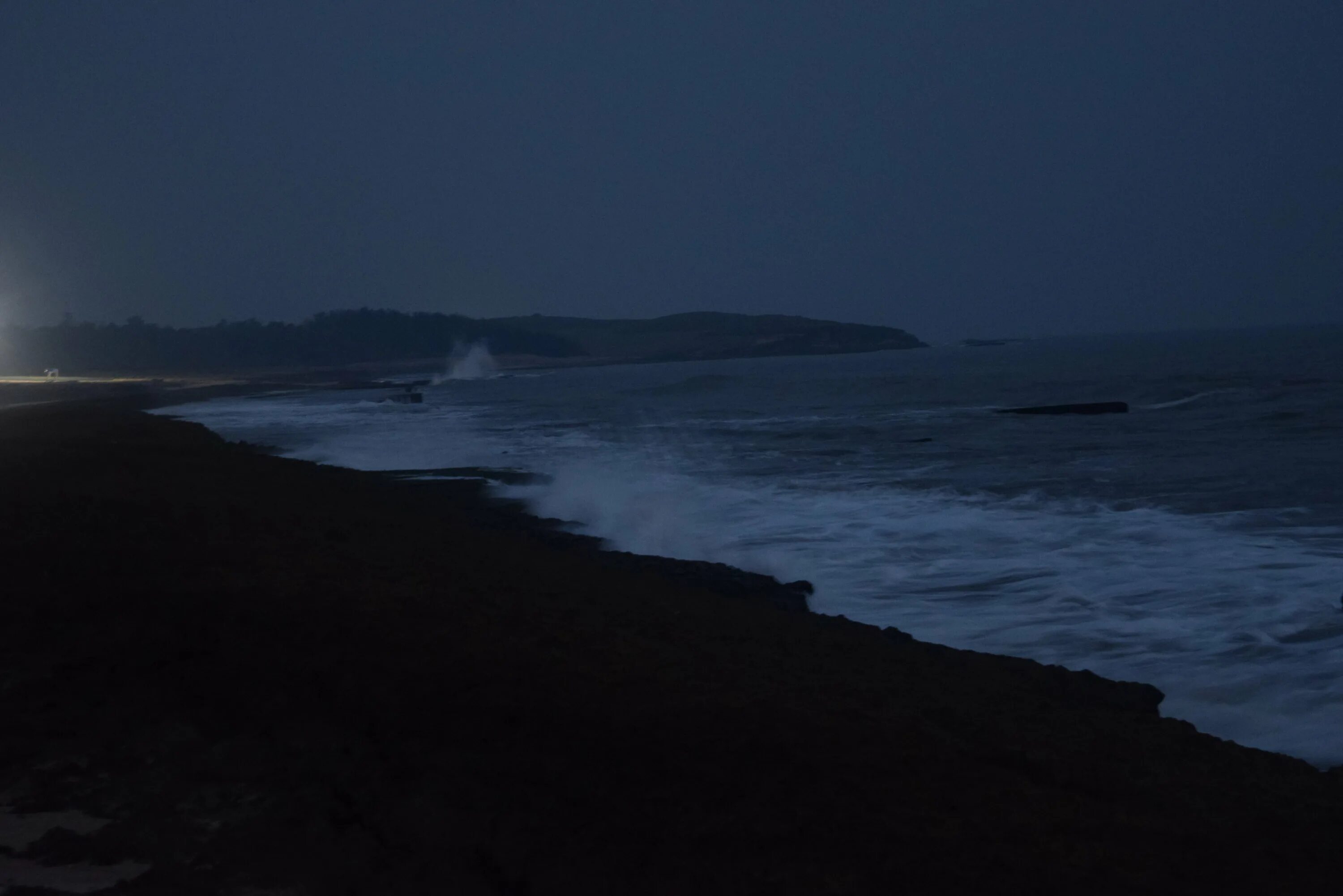 Ночь у берега 81гл. Ночное море. Ночной пляж. Ночь в море. Берег моря ночью.