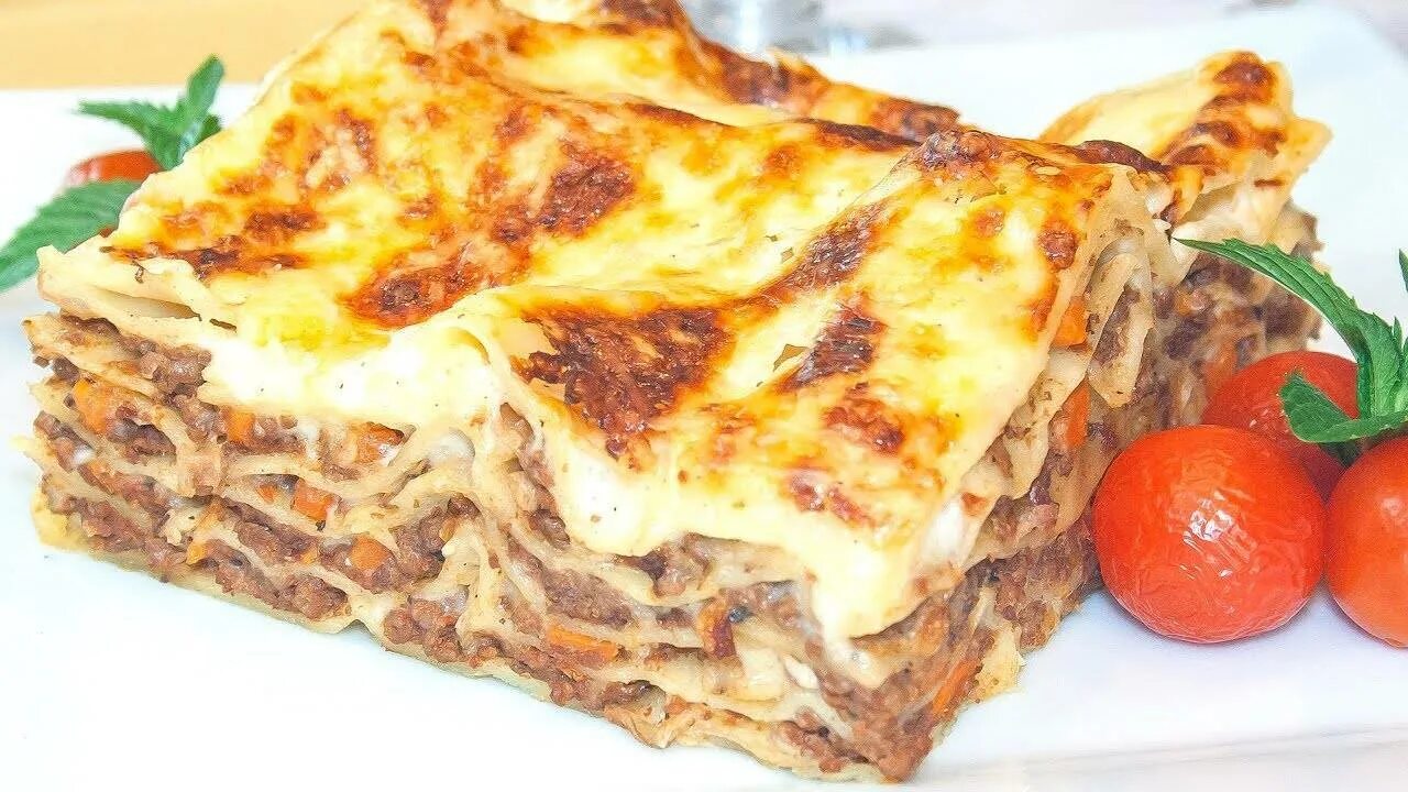 Бешамель для лазаньи с молоком. Форма для лазаньи. Лазанья с фаршем. Бешамель для лазаньи. Соус бешамель для лазаньи.