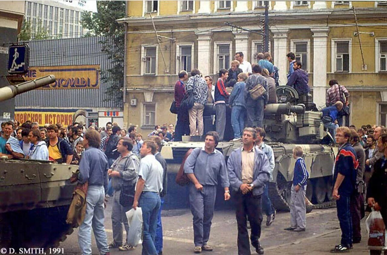Москва 1991. Москва 1991 год путч. августовский путч танки в москве. танки в москве в 1991 году. бунт в москве 1991 год.