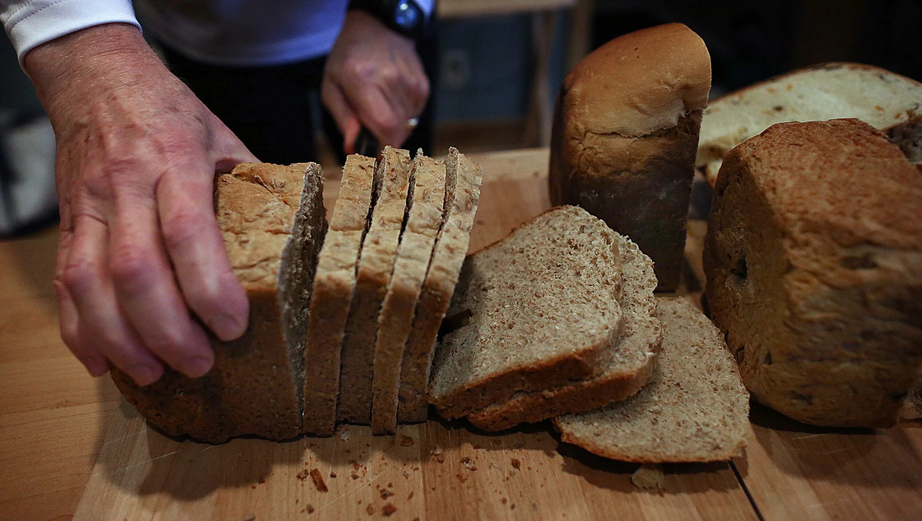 Нарезанный хлеб. Нарезка хлеба. Разрезанный хлеб. Нарезание хлеба.