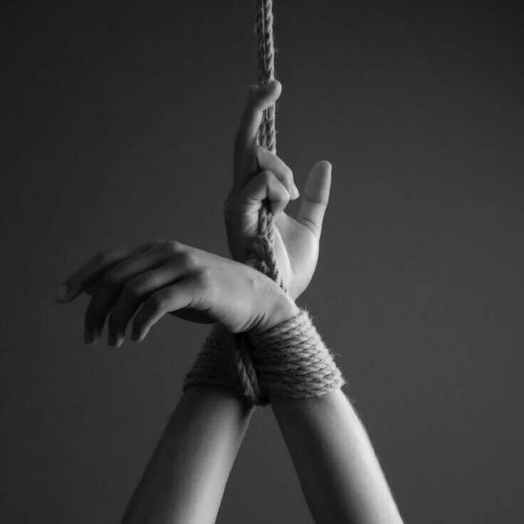 Связанная девочка. Связанные красивые девушки. Связанные руки. Женщина с веревкой. Веревка для связывания.