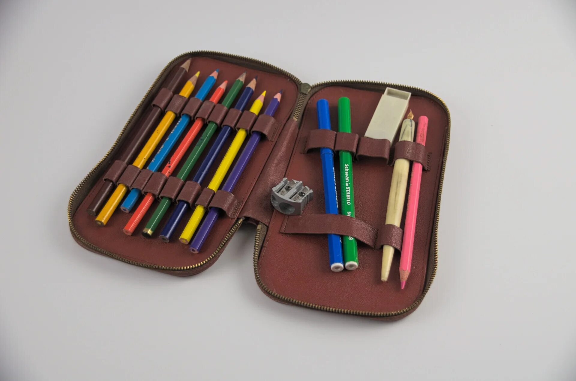 4 pencils cases. Пенал для карандашей. Геометрический пенал для первоклассника. Художественный пенал для карандашей. Фотография карандашей в пенале.