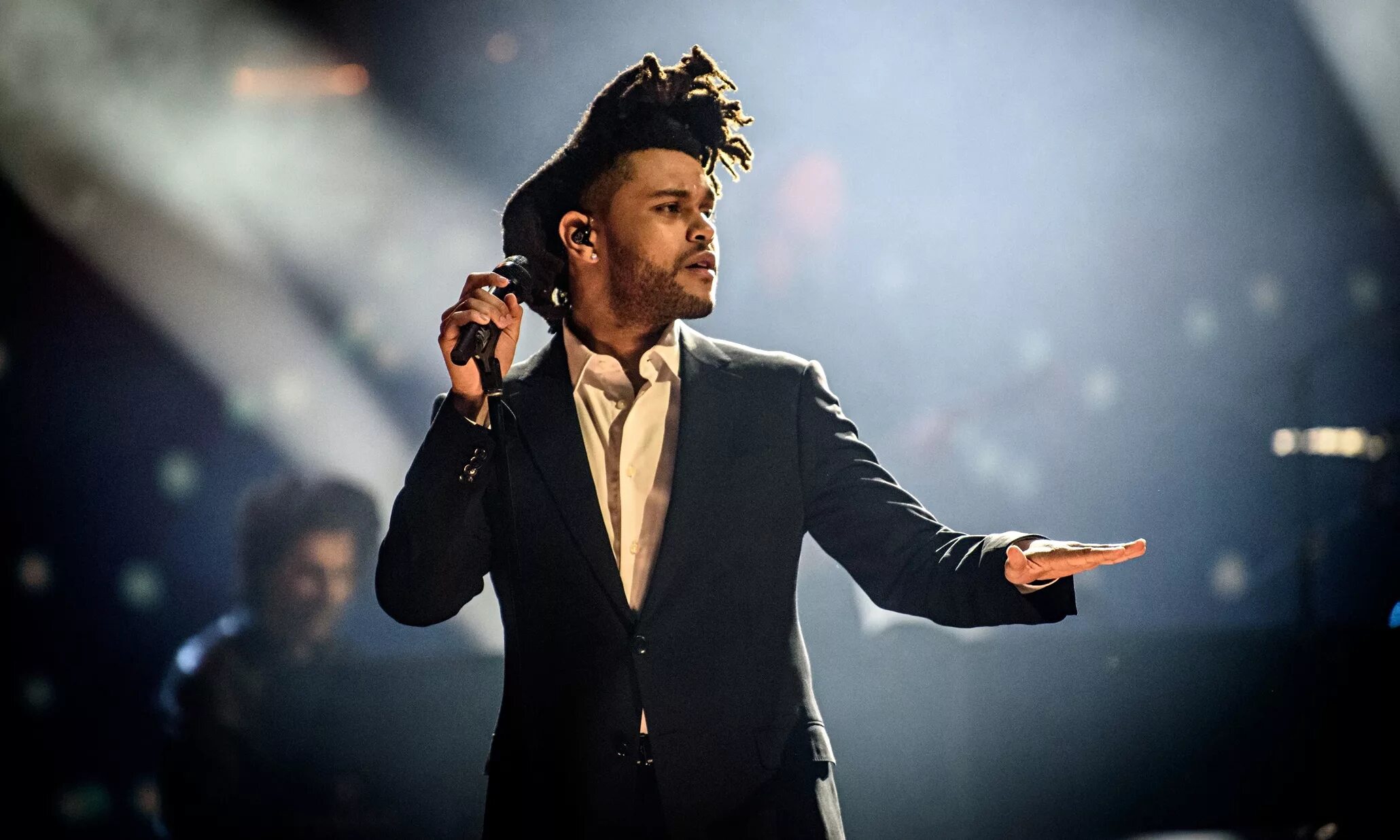 Исполнитель получает. The Weeknd. Певец the weekend'a 2021. Канадский певец. Певцы 2020 года популярные.