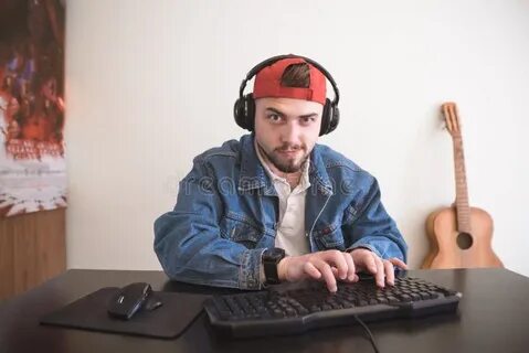 Блоггер сидит