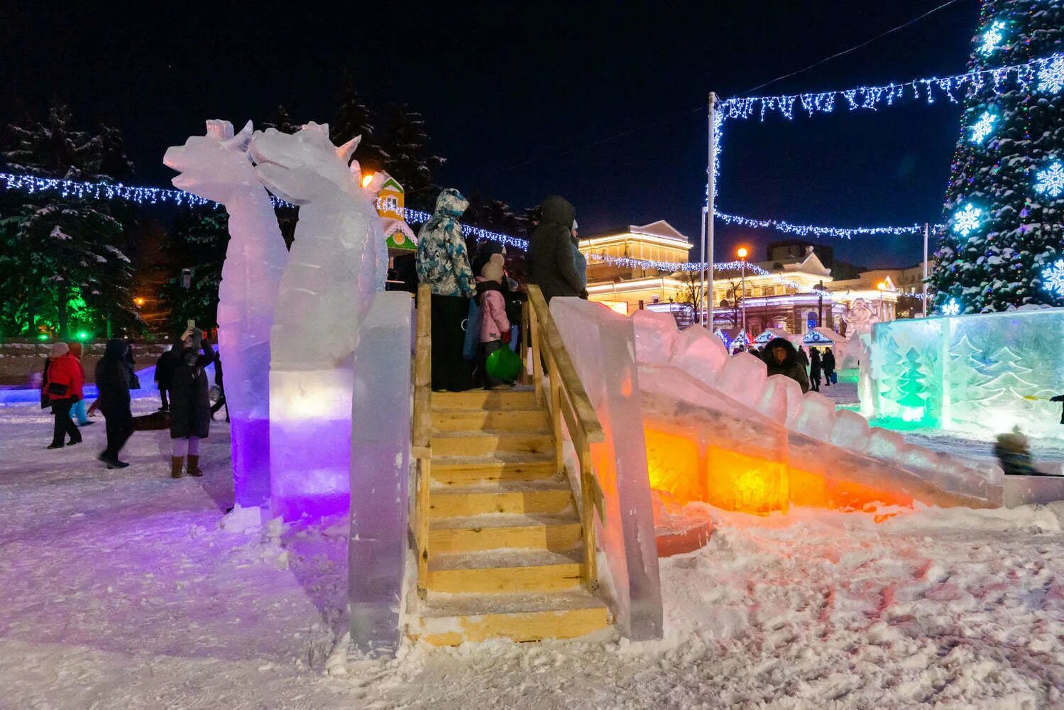 Площадь революции ледяной городок. Площадь революции челябинск ледовый городок. городок на площади революции челябинск. горка на площади революции челябинск. горка в челябинске на площади революции 2023.