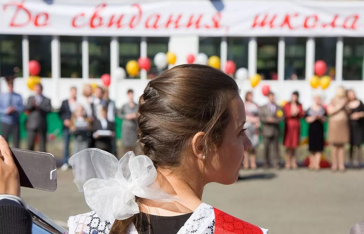 Последний звонок. Последний звонок выпускники. Последний звонок Подмосковье. Ленточка выпускника.