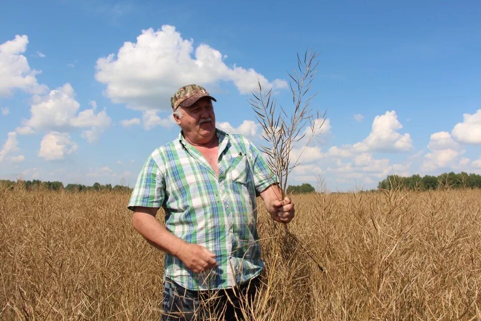 священник с фермером. курские деревни фермеры. крестьянско-фермерское хозяйство сполохи. переезд в деревню. курский фермер.