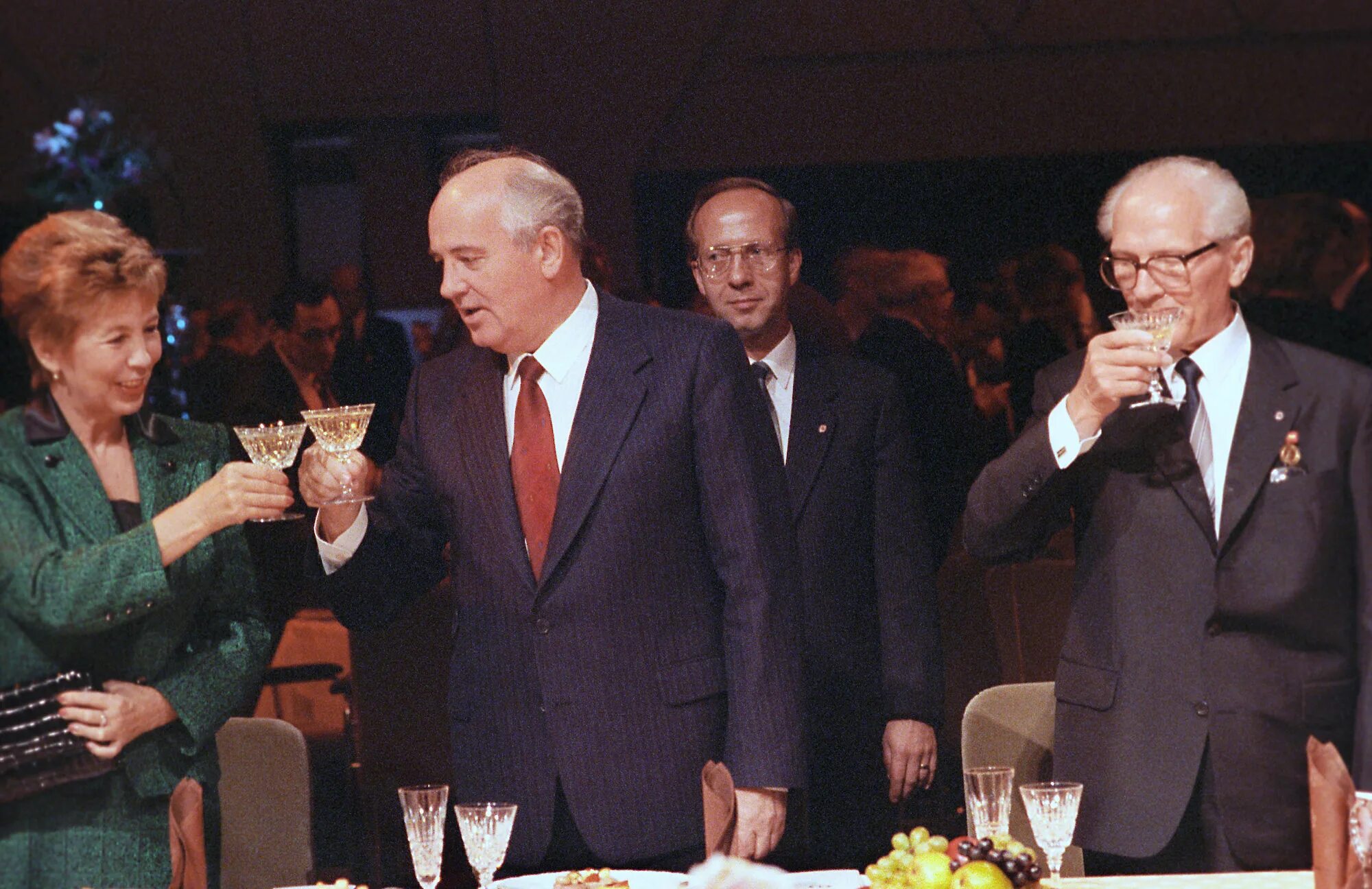 Горбачев в ГДР 1989. Визит Горбачева в ФРГ 1989. Визит м. Горбачева в Берлин 6 октября 1989 г. Визит Горбачева в ГДР 1989.