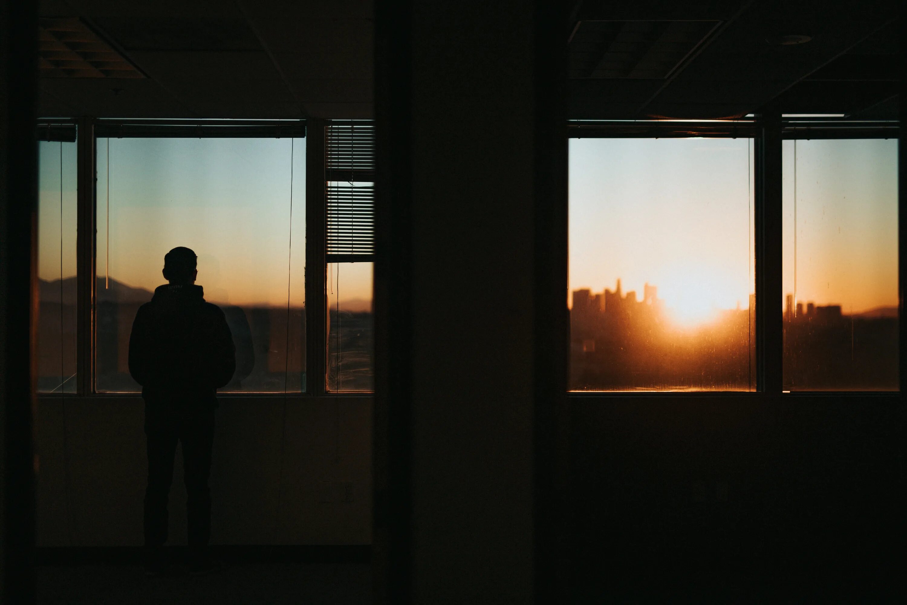 Силуэт в окне. Мужской силуэт в окне. Окно вечер. Окно ночью. I looked out of the window