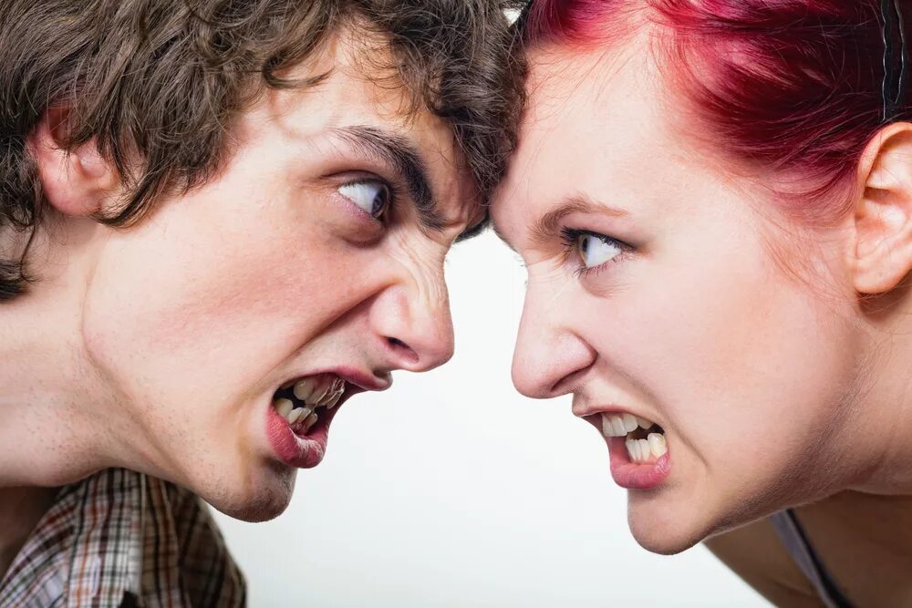 Презирать друга. Орут друг на друга. Женщина кричит на мужчину. Люди злятся друг на друга. Мужчина и женщина орут друг на друга.