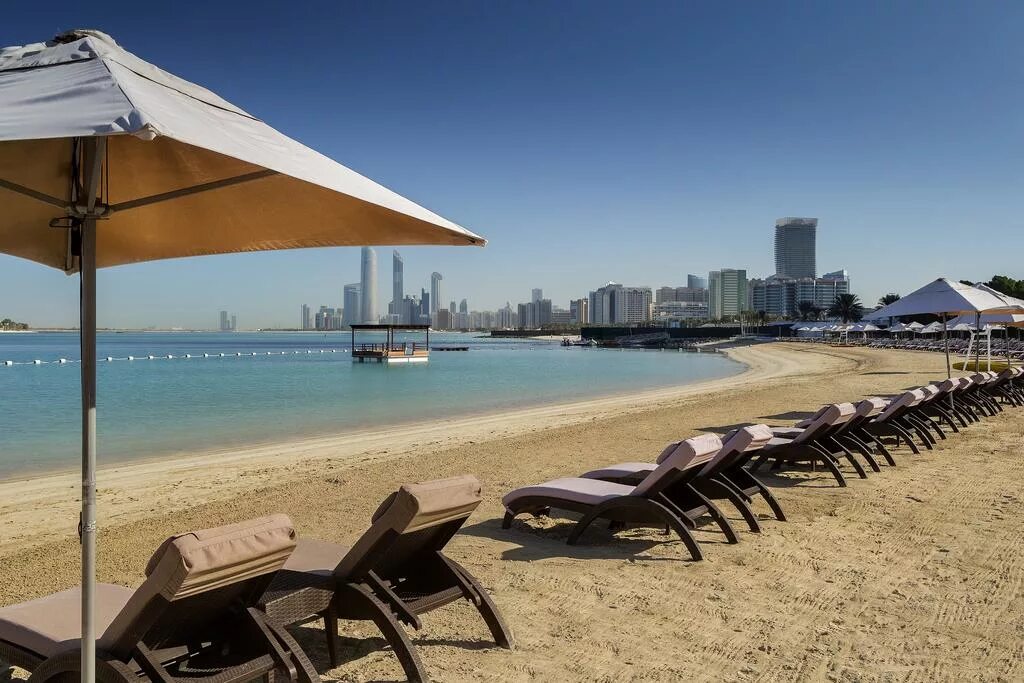 Отель Radisson Blu Абу Даби. Radisson Blu Resort, Abu Dhabi Corniche. Radisson Blu Hotel & Resort Abu Dhabi Corniche 5* пляж. Пляж яс Абу Даби.