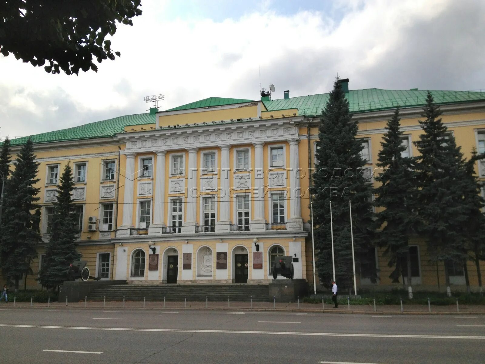 Московский военный округ адрес москва. Штаб МВО Космодамианская набережная. Космодамианская набережная Москва дание МВО. Штаб Московского военного округа. Кригскомиссариат.