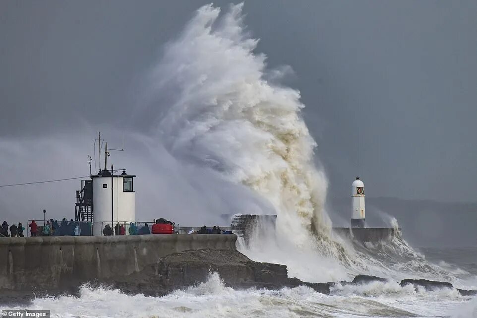 During storm. Ветер в Англии. Шторм в Великобритании. Ветра Великобритании. Шторм в Уэльсе.