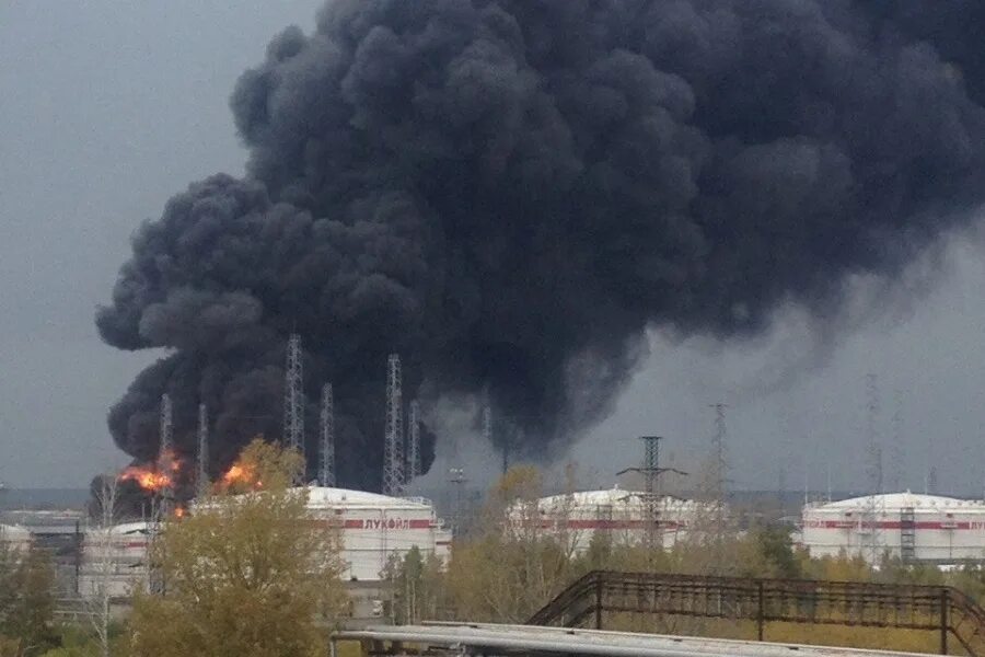 Огонь на заводе лукойл кстово. Пожар в кстово на заводе лукойл. Пожар на лукойле в кстово. Пожар в кстово нефтезавода. Пожар на лукойле в кстово.