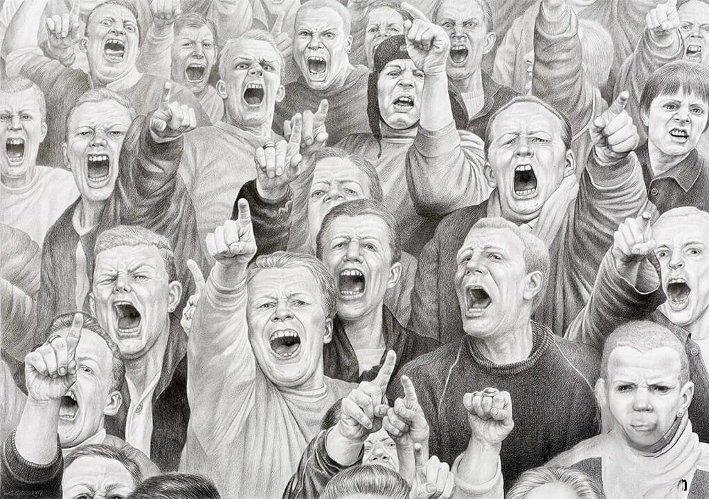 Стихийная толпа. Толпа болельщиков. Крики толпы. Много людей с поднятыми руками. Орущий футбольный фанат.