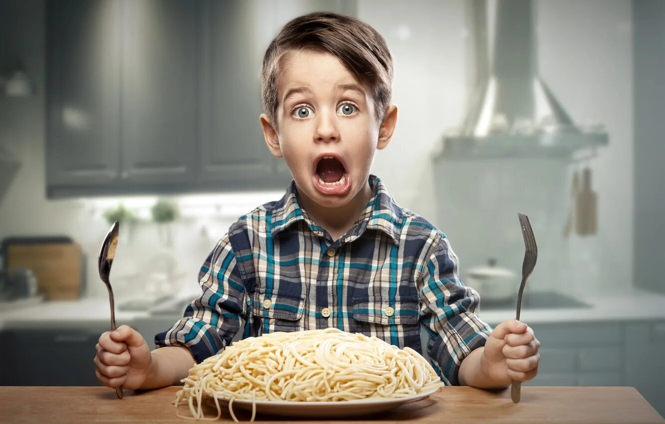 Детскую вкусную. Мальчик ест макароны. Еда для детей. Мальчик кушает. Кушать.