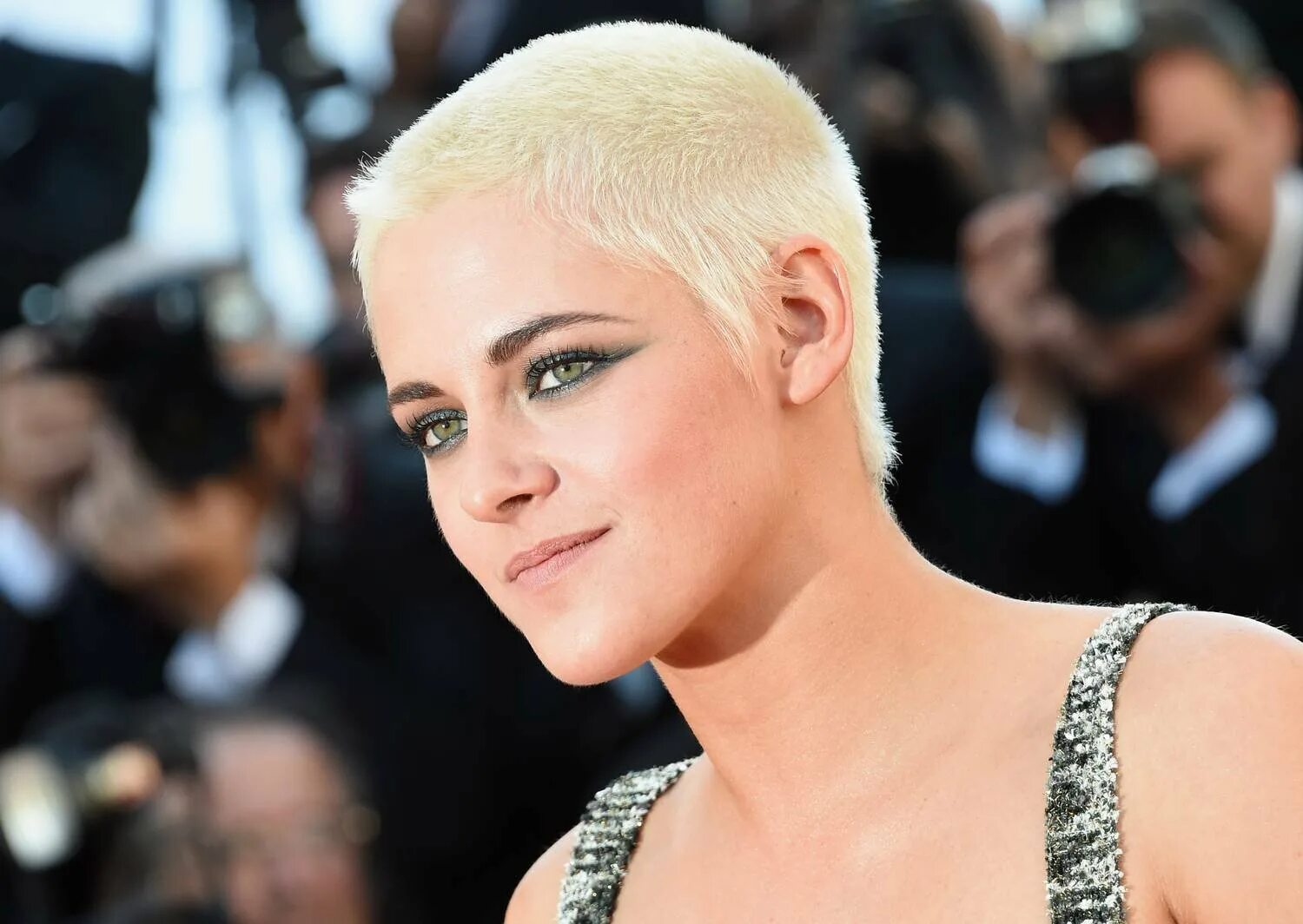 10 самых коротких. причёска майли сайрус 2020. стрижка майли сайрус 2022. кэри маллиган стрижка. шарлиз терон пикси.