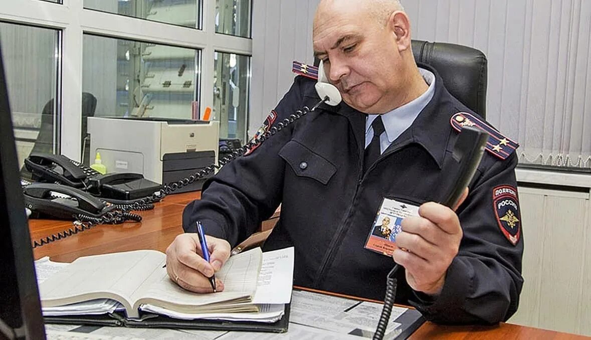 Звонит ли следователь по телефону. Дежурный полиции. Полицейский с телефоном. Компьютер следователя. Следователь.