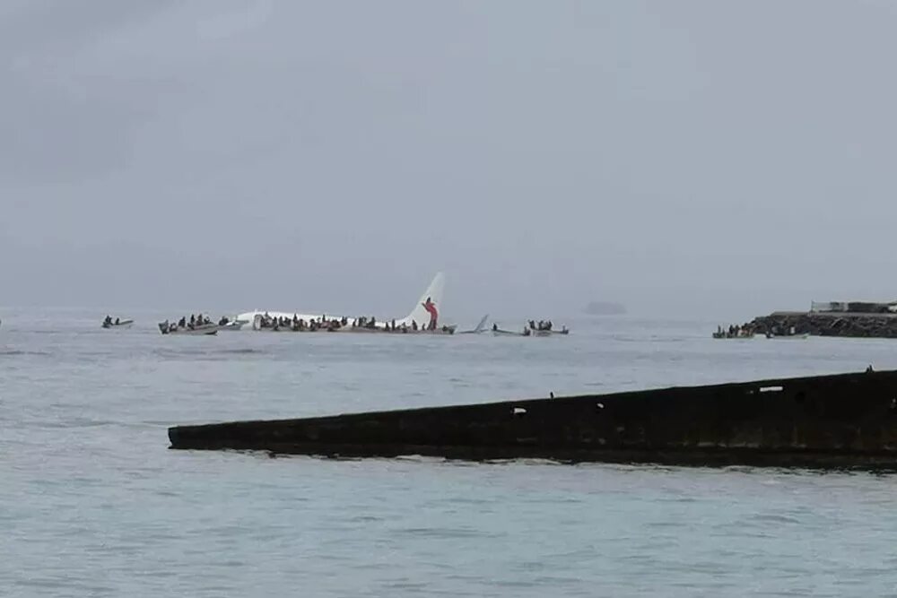 Самолет падает в воду. Самолет упал в тихий океан. Самолёт рухнул в океан. Самолёт падает в океан. Самолёт падает тихий океян.