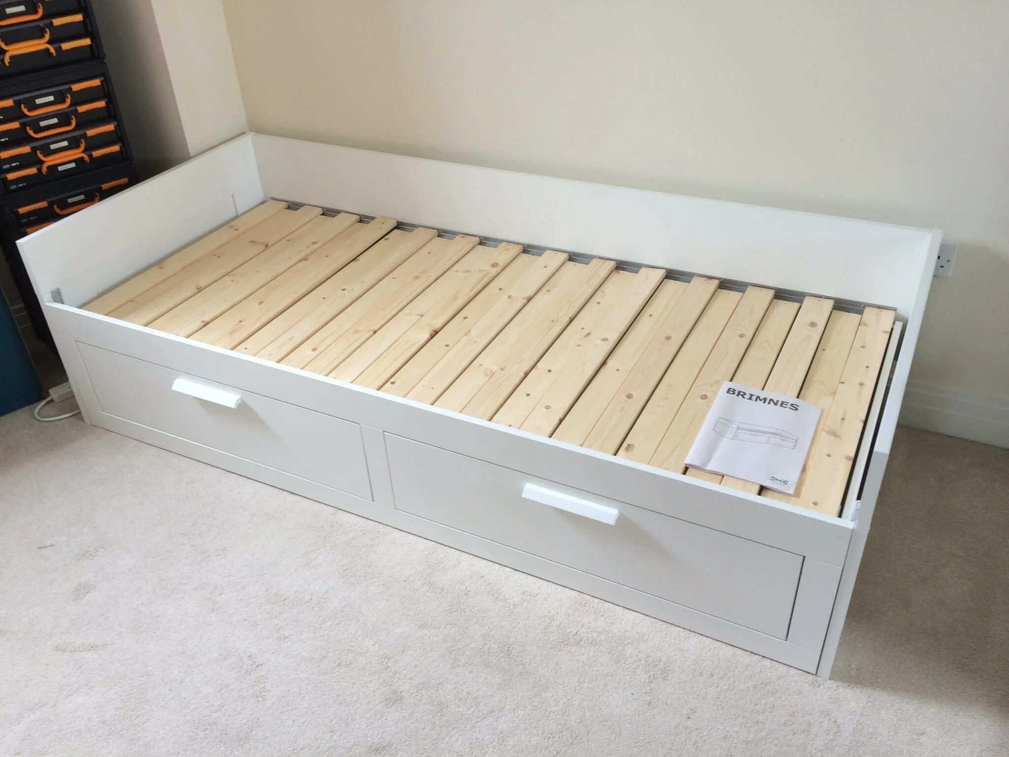 Кровать бримнэс икеа. Кровать brimnes ikea. Кровать нордли икеа. Кровать brimnes ikea. Кровать икеа белая с ящиками внизу.