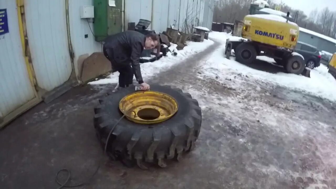 Как снять колесо на тракторе Накачиваю насосом переднее колесо на МТЗ-80!!! YouTube