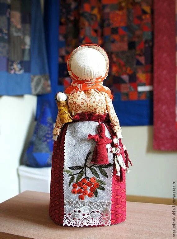 Кукла рябинка значение. Кукла оберег рябинка. кукла мотанка рябинка. народная кукла рябинушка. обережная кукла рябинка.