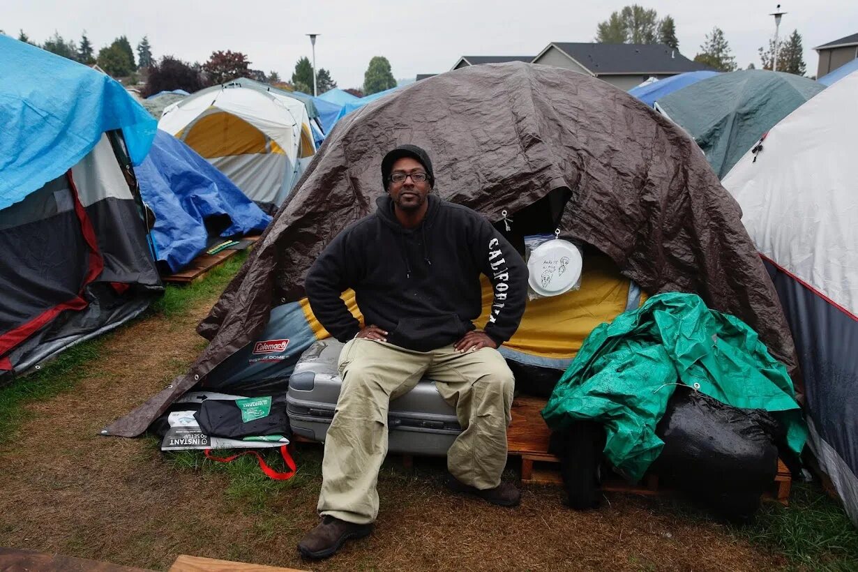 Палаточный лагерь бездомных в США. Палаточные лагеря бомжей в США. Палаточные городки бездомных в США. Палаточные лагеря в США.