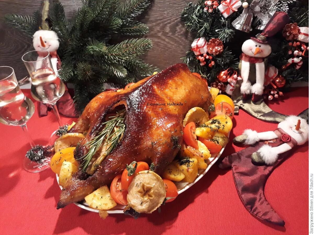 Красивый стол с уткой. Можно ли утку на новогодний стол 2024. Утка с яблоками к новогоднему столу. Новогодние блюда сверху. Запеченная утка праздничная.