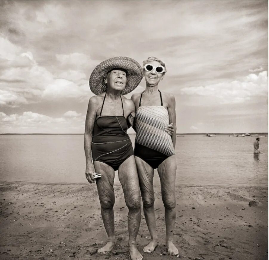 Вижу землю мем. Отпуск картинки прикольные. Когда мы наконец выбрались на берег то. Бабушки подружки. Приколы про море и отпуск.