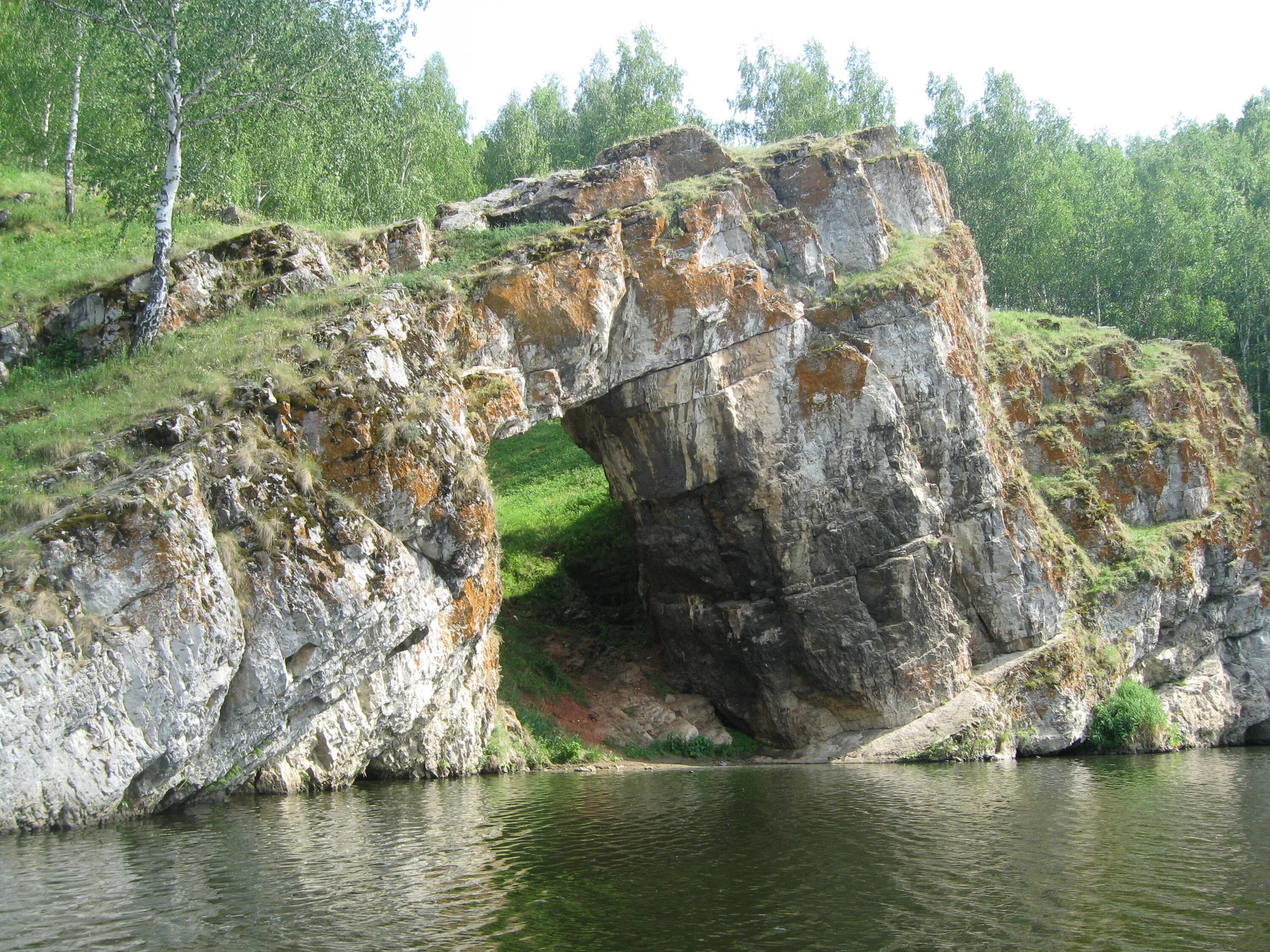 Свердловская область уральская республика. Скала каменные ворота Каменск-Уральский. Каменные ворота Исеть. Каменные ворота на реке Исеть. Скала каменные ворота Свердловская область.