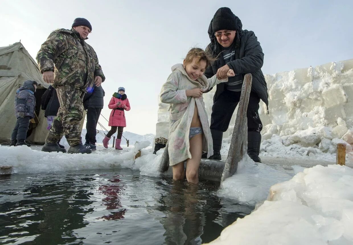 19 января 2015. Дети в проруби. Купание в проруби дети. Дети в проруби на крещение. Крещенские купания дети.