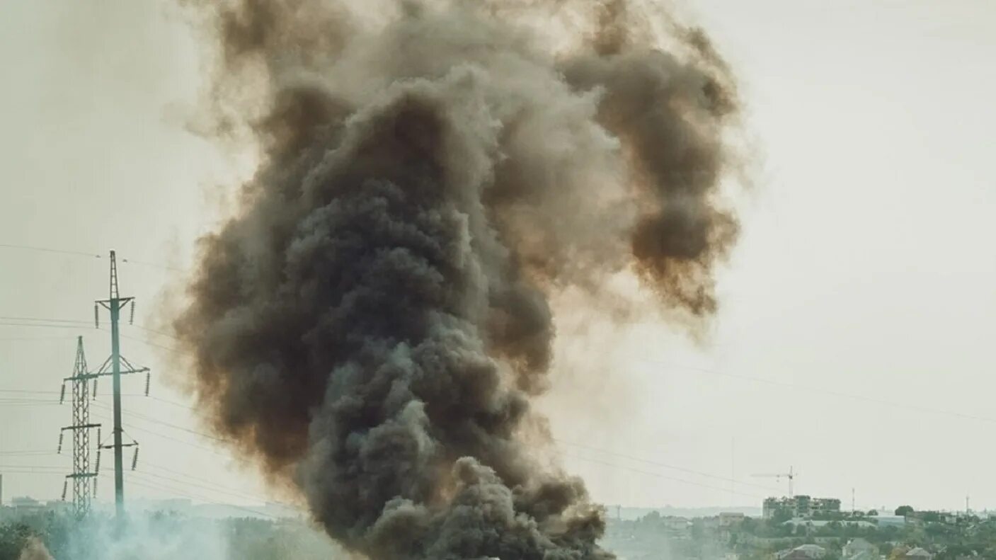 Черный дым пожар. Взрывы в Киеве. Разрушающий момент