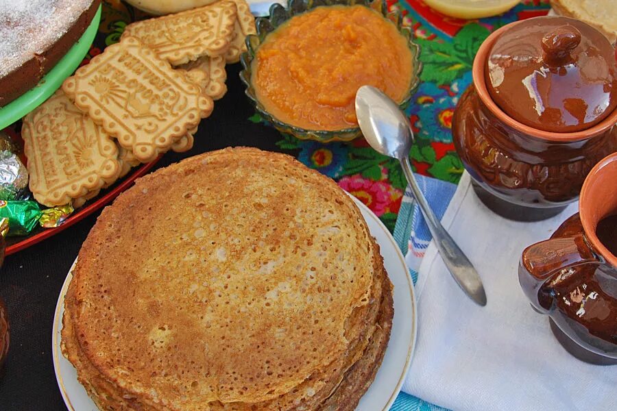 Национальная кухня блины. Традиционные блюда на масленицу. национальное блюдо блины.