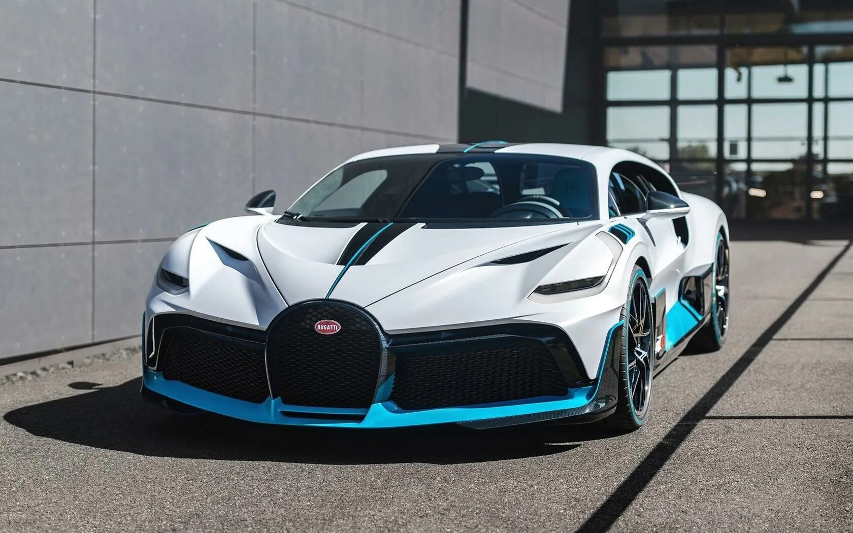 Bugatti divo 2021. Бугатти диво. Бугатти дива 2021. Бугатти диво белая. Бугатти диво 2022.