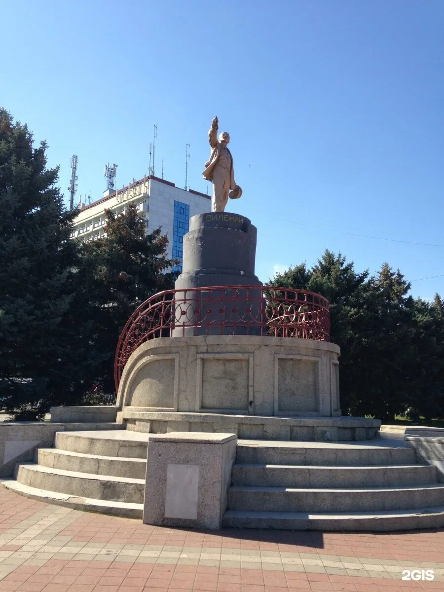 Памятник ленина на площади в армавире. Армавир достопримечательности памятник ленину. Памятник ленина город армавир. Памятник ленину в армавире. Памятник ленину в армавире.