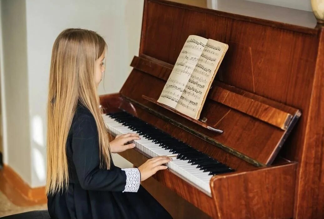 девочка за пианино. лоренцо баньяти пианист. андрей дубов пианист. александр романовский фортепиано. игра на пианино.