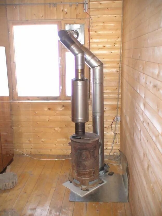 Дымоход для буржуйки 80 100 мм. Труба дымохода для буржуйки. Труба для печки буржуйки 110. Печи с дымоходом сбоку. Дымоход в гараже для дровяной печи.