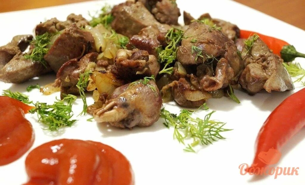 Приготовить куриные сердечки и печень вместе. Куриные сердечки. куриная печень с сердечками.