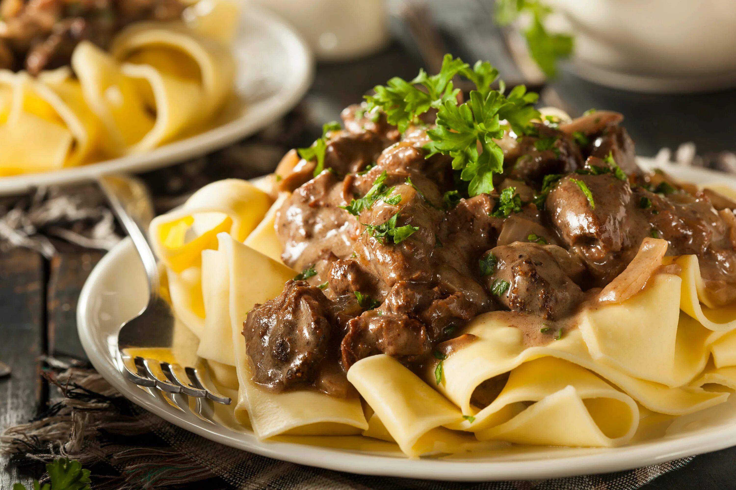 Говядина с тестом рецепты. Бефстроганов. Beef Stroganoff. Бефстроганов с говядиной. Строганов бефстроганов.