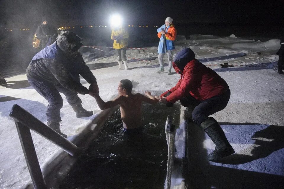 Крещенские купания голые. О крещении. Ныряние в прорубь на крещение. Старопышминск купель. Шарташ крещение.