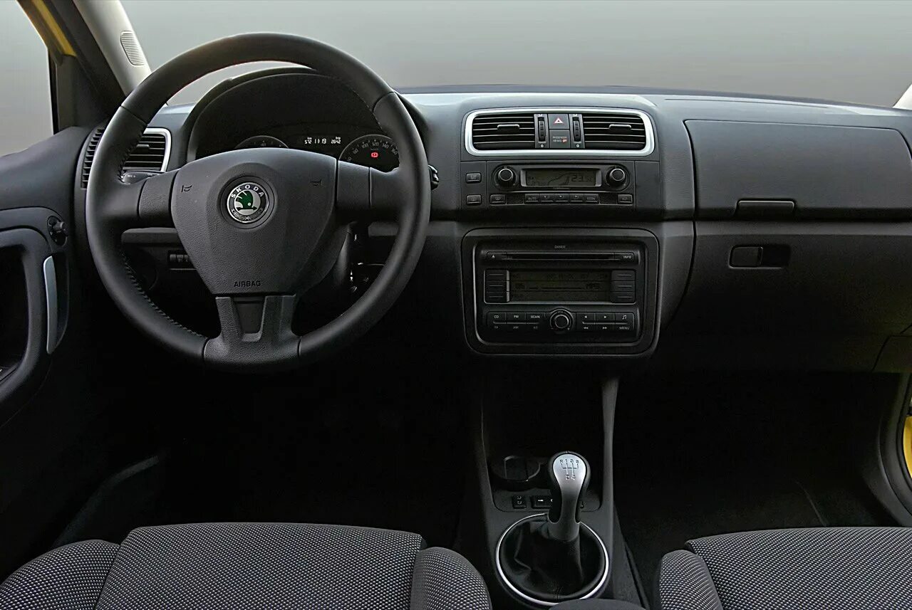Шкода фабия на механике. Skoda fabia 2 салон. шкода фабия 2010 салон. шкода фабия 2007 салон. торпедо шкода фабия 2.