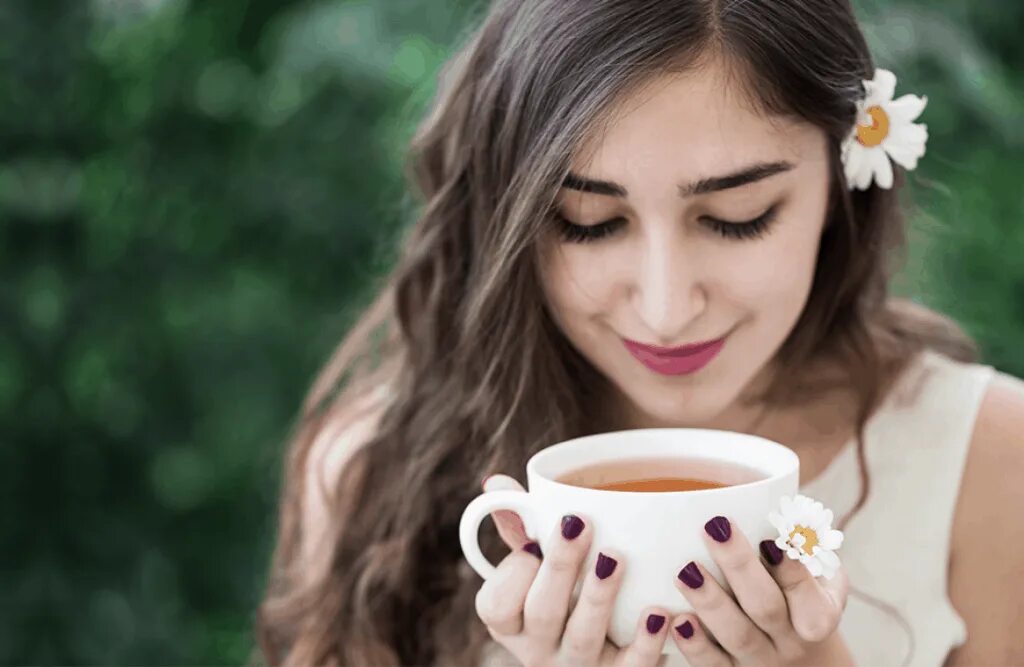 Почему горячий чай охлаждает в жару. Как можно спастись от жары. Горячий травяной чай. Горячий чай жара. Горячий чай с термометром и медом.