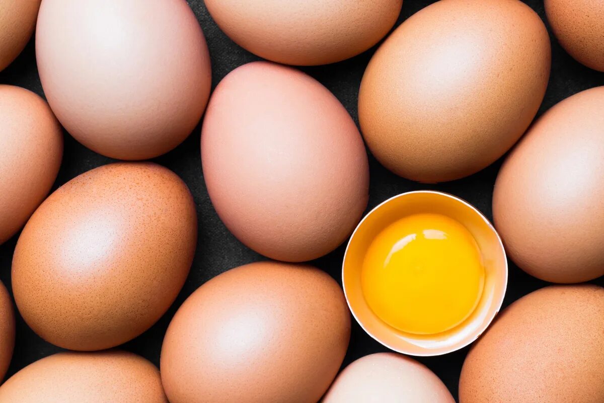 Яичный пост. Яйцо. Яичный желток. Куриные яйца вид сверху. Три яйца.