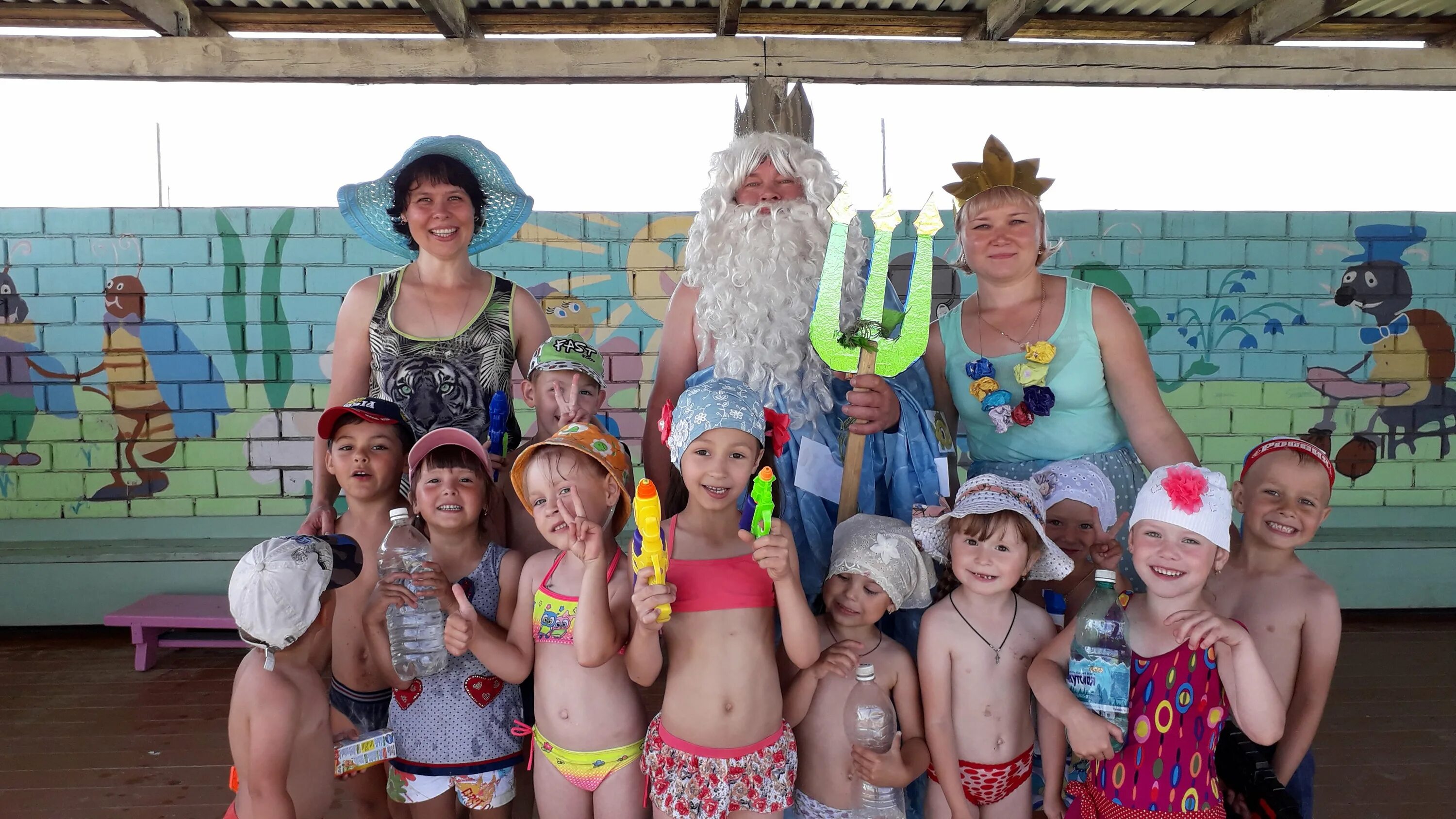детский праздник на пляже. день нептуна в лагере. день нептуна в садике. семейные фестивали нудистов.