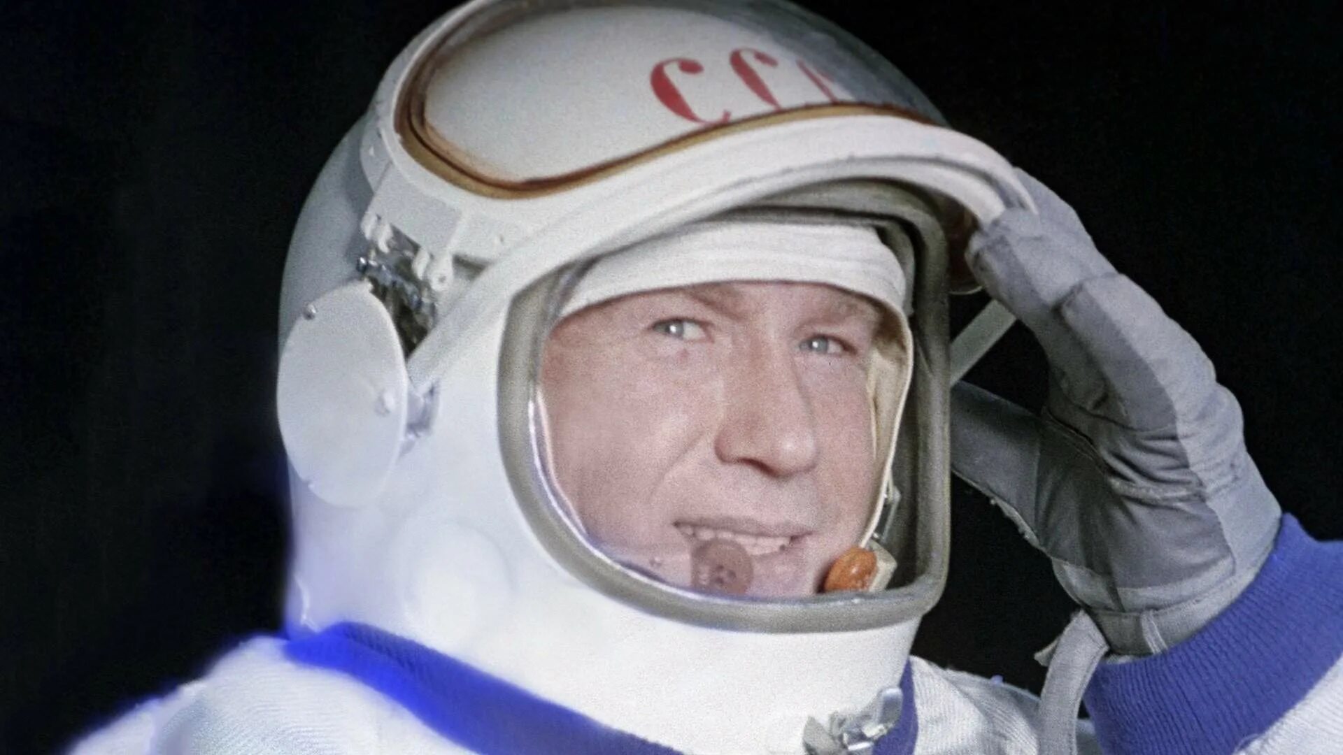 Какой космонавт первый вышел в космос