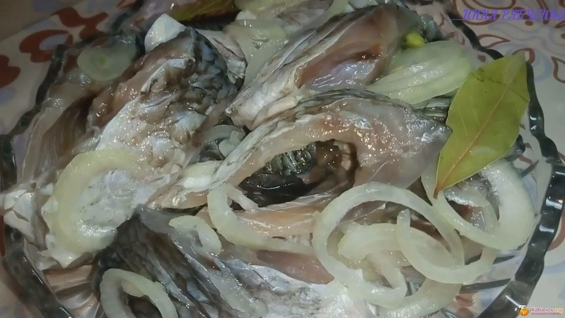 Селедка замариновать быстро. Саламур из селедки по-керченски. замариновать рыбу. селедка рыба с луком. маринованная рыба.