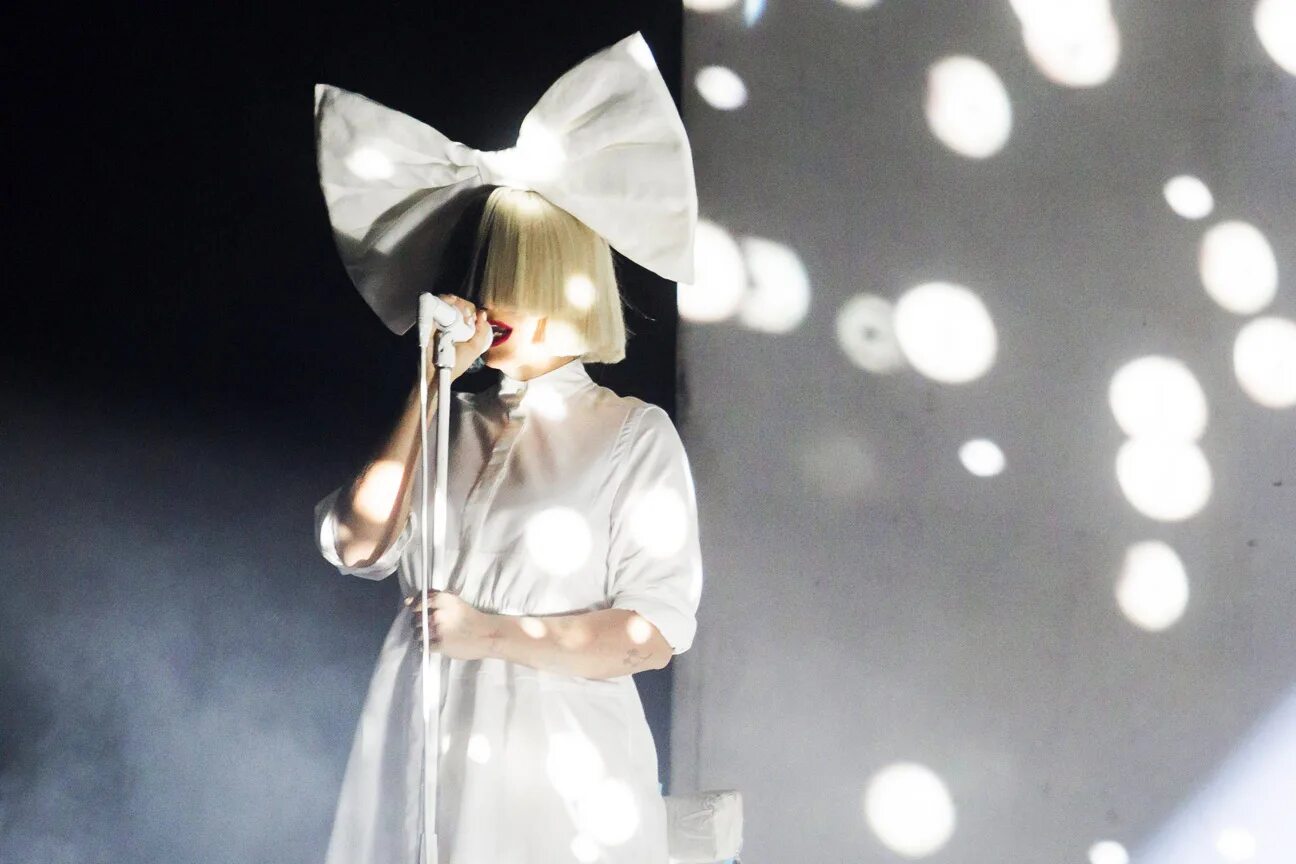 Sia greatest hits. Сиа австралийская певица в молодости. Sia 2016. Sia unreleased. Sia rihanna beautiful people.