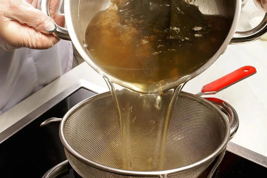 процедить бульон. мутный бульон. процедить бульон через марлю. процеживание бульона. костный бульон.